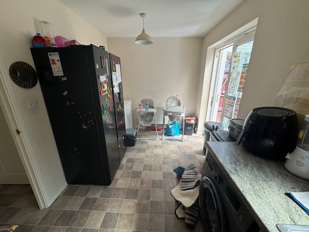 Lot: 216 - FREEHOLD THREE-BEDROOM SEMI-DETACHED HOUSE - A RESIDENTIAL INVESTMENT - Kitchen - view 1